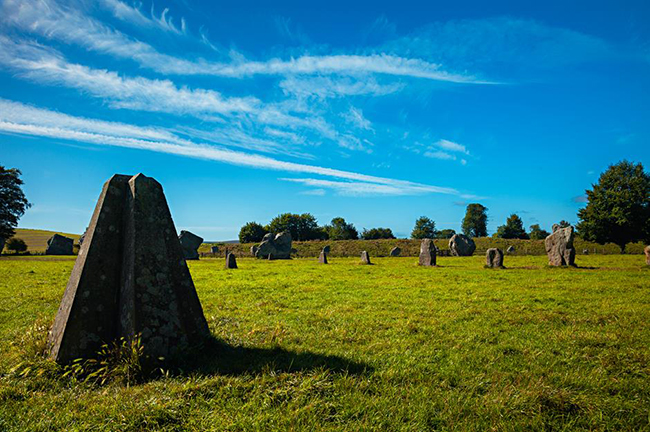 Avebury, Wiltshire, Anh: Đây là nơi diễn ra nhiều nghi lễ vào thời kỳ đồ đá mới và đồ đồng, bao gồm 3 vòng tròn bằng đá và một trong số đó là vòng tròn đá lớn nhất ở châu Âu, có chiều ngang hơn 300m và ban đầu bao gồm khoảng 100 tảng đá đứng. 
