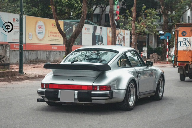 Một điểm nhấn đáng chú ý của Porsche 930 Turbo chính là cánh gió to bản phía sau, thường được ví như “cái bàn uống trà”.
