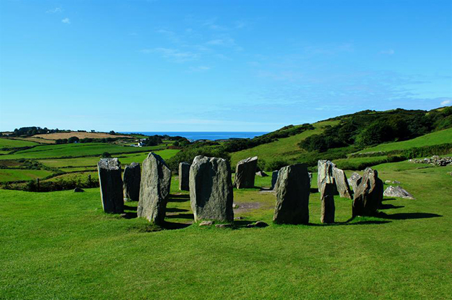 Vòng tròn đá Drombeg, County Cork, Ireland: Các nhà khảo cổ học đã phát hiện ra một ngôi mộ chôn cất bằng bình ở trung tâm của vòng tròn bằng đá này. 13 trong số 17 tảng đá vẫn còn lại và địa điểm này có niên đại từ năm 153 trước Công nguyên đến năm 127.&nbsp;
