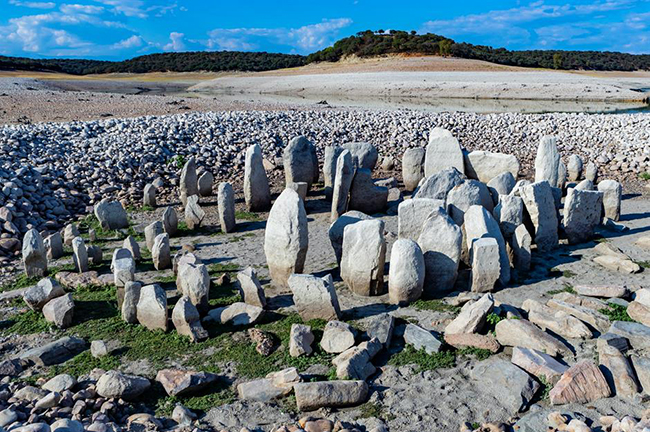 Dolmen của Guadalperal, Tây Ban Nha: Di tích cự thạch 7.000 năm tuổi ở vùng Extremadura của Tây Ban Nha này đặc biệt thu hút sự chú ý bởi nó chỉ mới xuất hiện trở lại gần đây, sau khi bị nhấn chìm hàng chục năm bên dưới một hồ chứa. Khoảng 100 tảng đá cổ, được cho là đã được sử dụng làm lăng mộ nghi lễ được sắp xếp theo hình bầu dục.&nbsp;
