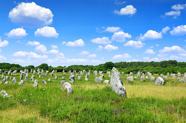 Carnac Stones, Brittany, Pháp: Đây là khu vực phát hiện di tích đá&nbsp;lớn nhất từng được tìm thấy. Được xây dựng bởi những cư dân Brittany thời tiền Celtic trong khoảng thời gian từ 5000 đến 2000 trước Công nguyên, gần 3.000 tượng thạch nam cổ đại đứng thành hàng trong khi các loại cự thạch khác được sắp xếp thành từng cụm.&nbsp;
