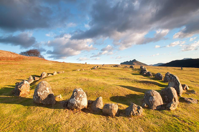 Cromlech of Oianleku, Tây Ban Nha: Công viên Tự nhiên Aiako Harria là một nơi có vẻ đẹp tuyệt vời. Nơi đây có những mộ đá lâu đời, gò chôn cất và cromlechs (vòng tròn đá) là tàn tích của các nghi thức tang lễ được thực hiện bởi các dân tộc thời kỳ đồ đá mới ở khu vực này. Cromlech of Oianleku là một trong những kỳ quan ngoạn mục ở đây.
