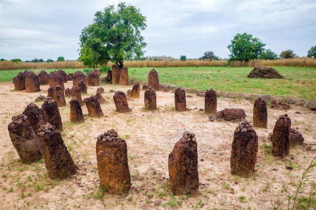 Vòng tròn đá Wassu, Gambia: Đáng ngạc nhiên là rất ít người biết về nguồn gốc của các nhóm vòng tròn đá lớn nằm rải rác xung quanh Senegal và Gambia. Phong cảnh thiêng liêng rộng lớn, được tạo ra trong hơn 1.500 năm, là Di sản Thế giới được UNESCO công nhận với tên gọi vòng tròn đá&nbsp;của Senegambia.&nbsp;
