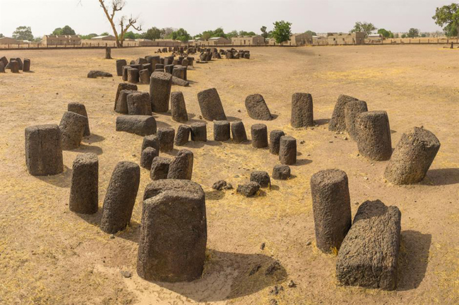 Sine Ngayene, Senegal: Đây&nbsp;là khu phức hợp lớn nhất trong 4 nhóm di tích đá&nbsp;của UNESCO. Nó có 52 vòng tròn bằng đá đứng, trong đó có một số tảng đá tạo thành hình tròn kép. Địa điểm này cũng bao gồm nhiều ụ chôn cất, cho thấy chúng có chức năng an táng.
