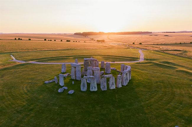 Stonehenge, Wiltshire, Anh: Stonehenge được xây dựng vào cuối thời kỳ đồ đá mới, khoảng 2500 năm trước Công nguyên và hiện là một phần của Di sản Thế giới được UNESCO công nhận. Bí ẩn về cách thức và lý do tại sao những viên đá sarsen khổng lồ được vận chuyển từ Pembrokeshire đến và được dựng lên ở đây đã thu hút mọi người trong nhiều thế kỷ và vẫn chưa được đưa ra ánh sáng ...
