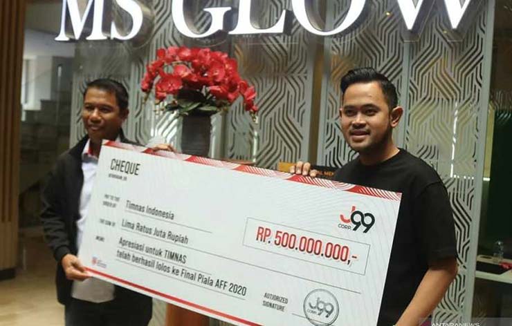 Doanh nhân&nbsp;Gilang Widya Pramana (phải)&nbsp;của tập đoàn J99 trao 500 triệu rupiah cho ĐT Indonesia, và tiền thưởng sẽ tăng gấp đôi nếu vô địch AFF Cup