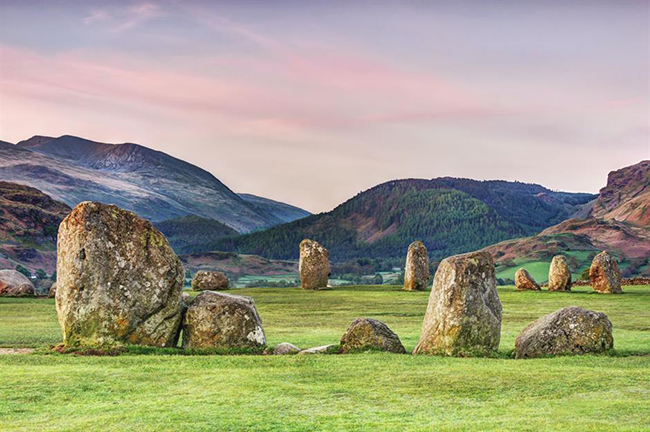 Vòng tròn đá Castlerigg, Cumbria, Anh: Đây là một trong những vòng tròn đá cổ xưa nhất của Anh, nằm trong khu vực Cumbria - một khung cảnh thích hợp cho một địa điểm thần bí như vậy. Vòng tròn kỳ bí này gồm 38 tảng đá được dựng lên bởi các cộng đồng nông dân thời kỳ đồ đá mới khoảng 4.500 năm trước.
