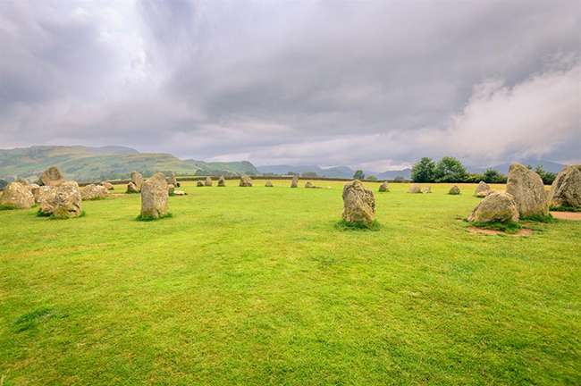 Vòng tròn đá Swinside, Cumbria, Anh: Đi lang thang ở sườn phía đông của Black Combe ở góc tây nam của Lake District, bạn sẽ bắt gặp khung cảnh ấn tượng với&nbsp;55 tảng đá nguyên khối không đều nhau được xếp thành một vòng tròn. Đài tưởng niệm cổ này được xây dựng từ đá phiến và có đường kính 26,8m.&nbsp;
