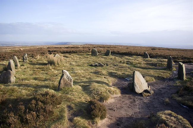 Twelve Apostles, Yorkshire, Anh: Giữa khung cảnh hoang sơ và ảm đạm của Burley Moor là vòng tròn Twelve Apostles gồm một loạt từ 16 đến 20 tảng đá được đặt ở đây từ thời kỳ đồ đồng bởi những người nông dân cổ đại.
