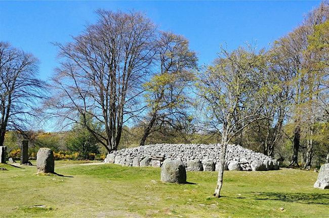 Clava Cairns, Inverness-shire, Scotland: Những tảng đá được xếp thành vòng tròn kỳ bí này được gọi là nhà chôn cất thời tiền sử của Bulnuaran of Clava. Các nhà khoa học cho biết chúng có niên đại khoảng 2500 năm trước công nguyên và được xây dựng cho mục đích chiêm tinh.
