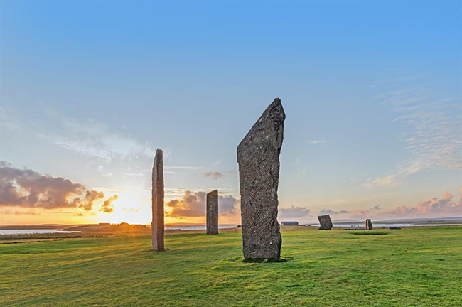 Stones of Stenness Circle và Henge, Orkney, Scotland: Vòng tròn đá&nbsp;này thậm chí còn lâu đời hơn Stonehenge. Đây là một phần của di sản thế giới Orkney thời kỳ đồ đá mới. 12 tảng đá cao khoảng 6m đã được dựng lên ở đây vào khoảng giữa năm 3000 và 2500 trước Công nguyên.&nbsp;
