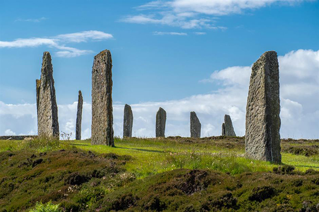 Ring of Brodgar, Orkney, Scotland: Ring of Brodgar là một khu vực có ý nghĩa nghi lễ lớn và bí ẩn. Đây là một vòng tròn rộng lớn gồm những tảng đá cao chót vót được xây dựng vào khoảng 2500 đến 2000 trước Công nguyên. Theo truyền thuyết địa phương, đây là một ngôi đền tôn giáo và là nơi tổ chức nghi lễ.&nbsp;
