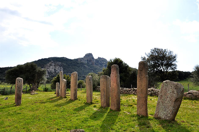 Filitosa, Corsica, Pháp: Những tảng đá granit dựng đứng này được tìm thấy giữa những ngọn đồi và cây ô liu của thung lũng Taravo đầy bí ẩn. Khu phức hợp này được khai quật vào năm 1948 và có niên đại vào khoảng 4000 năm trước Công nguyên.&nbsp;
