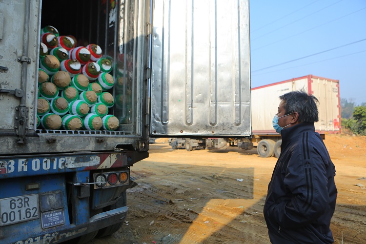 Thời gian gần đây, tại các cửa khẩu trên địa bàn tỉnh Lạng sơn thường xuyên xảy ra tình trạng ùn tắc hàng hóa xuất khẩu sang Trung Quốc.