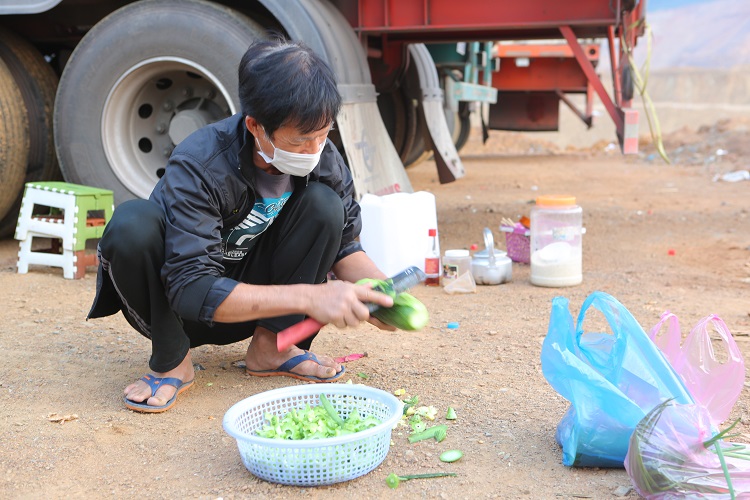 Bãi đỗ xe trở thành nơi ăn ở, sinh hoạt của hàng nghìn tài xế. Họ sống vạ vật qua ngày cùng nỗi lo số hàng hóa nông sản không "trụ" được tới ngày được thông quan.