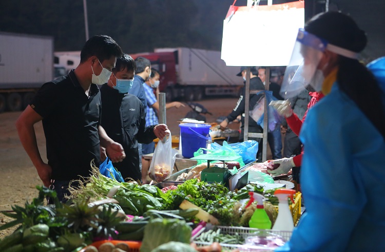 Tuy nhiên giá thực phẩm đắt hơn mặt bằng chung. Nhiều tài xế cho biết, mỗi ngày trôi qua ở đây, họ phải chi trả hơn 1 triệu đồng tiền bến bãi, phí sinh hoạt.