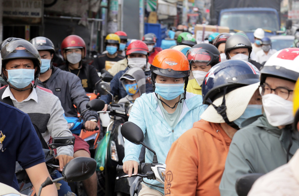 “Khu vực đường Tân Kỳ Tân Quý quá hẹp trong khi đó lưu lượng phương tiện đông nên kẹt xe thường xuyên xảy ra. Từ sau giãn cách khu vực giao lộ này ngày nào cũng kẹt xe hết à. Bình thường di chuyển qua đây khoảng 5 phút nhưng nay 45 phút rồi vẫn chưa thoát ra được. Mong sao đường được mở rộng để chúng tôi đi lại an toàn hơn”, anh Linh Lê một người dân ở quận Bình Tân chia sẻ.