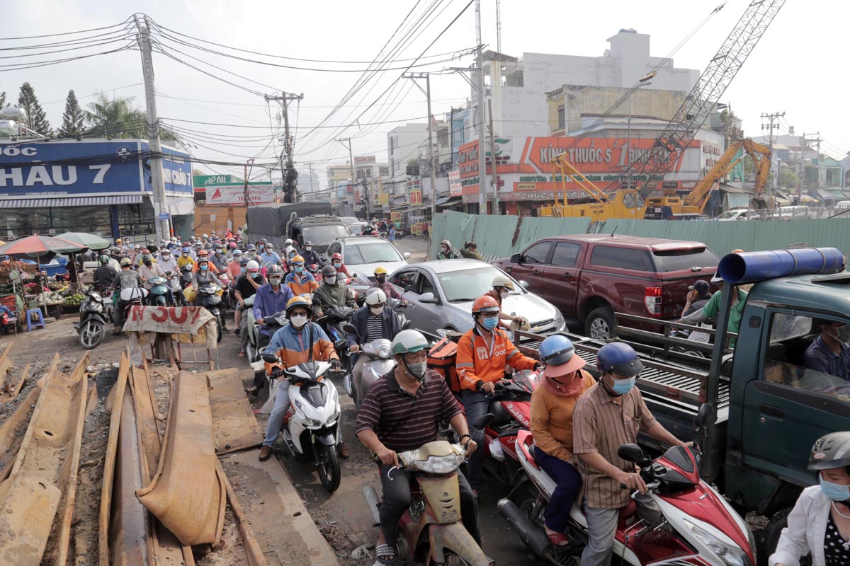 Nguyên nhân dẫn đến kẹt xe do lưu lượng phương tiện đổ về đây quá lớn và tại giao lộ mặt đường chỉ còn một nửa do đang rào chắn để thi công công trình.