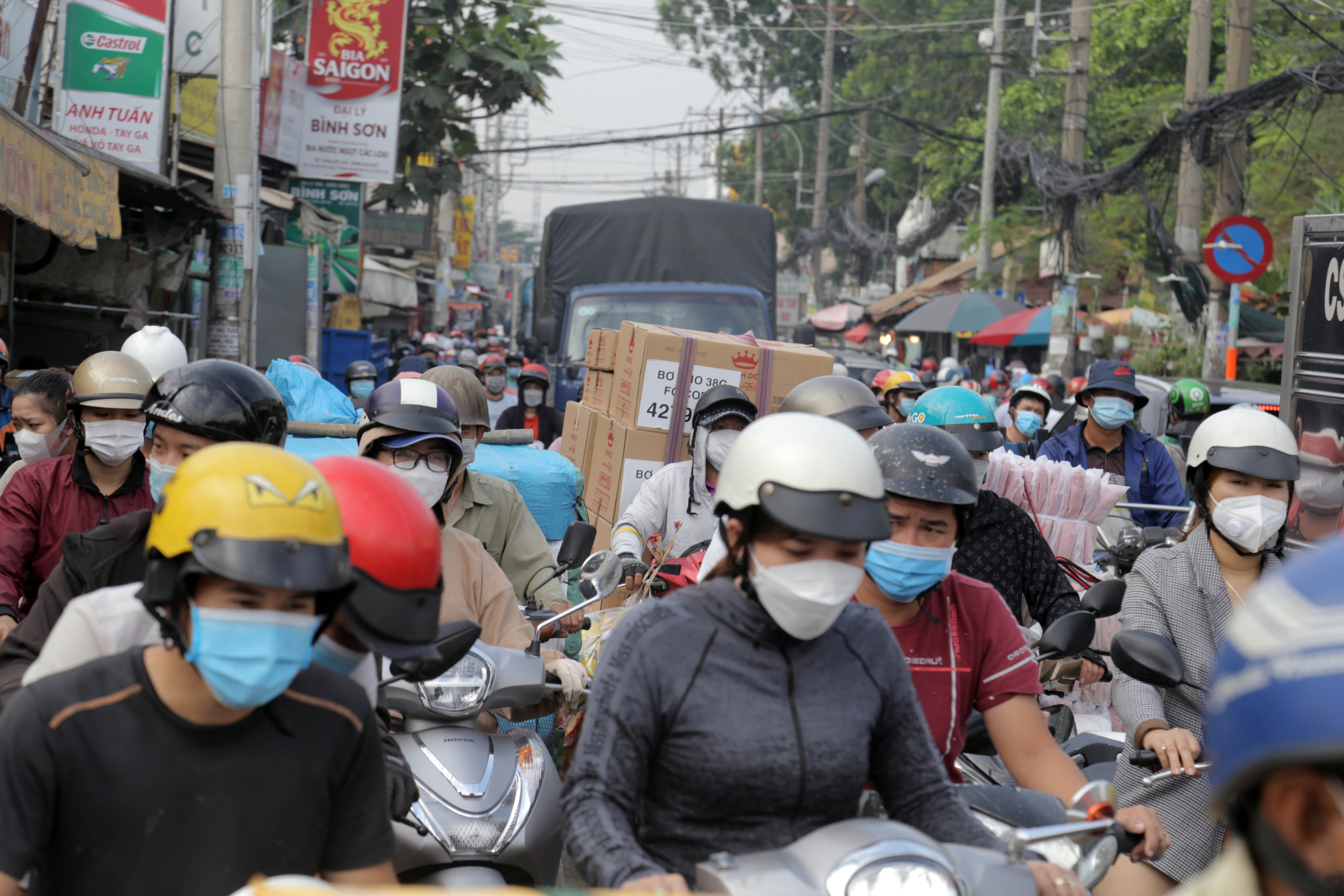 Kẹt xe khủng khiếp ở TP.HCM, người dân “chôn chân” hàng giờ trên đường - 5