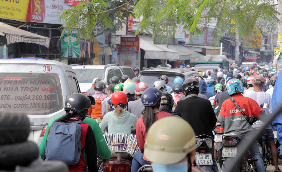 Càng về sau, tình hình giao thông càng nghiêm trọng hơn, dòng phương tiện ken đặc xếp hàng dài trên đường Tân Kỳ Tân Quý.