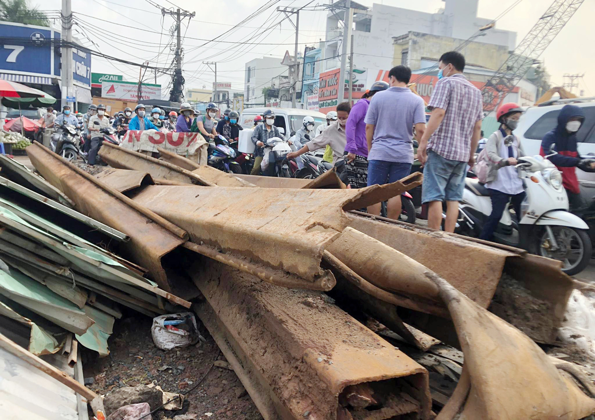 Tại khu vực giao lộ Tân Kỳ Tân Quý – Kênh Nước Đen xuất hiện nhiều “bẫy” người đi đường.