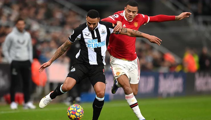 MU (áo đỏ) trải qua nhiều khó khăn trước Newcastle