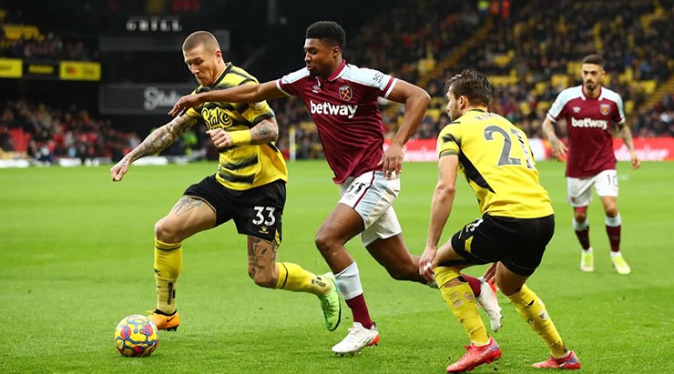 Trận đấu giữa Watford (áo vàng) và West Ham diễn ra quyết liệt