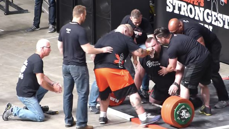 Sau khi lập kỷ lục&nbsp;Deadlift, động tác kéo tạ 500kg, "Quái thú" Eddie Hall rơi vào trạng thái vô thức. Anh bị vỡ mạch máu khiến mũi chảy máu dữ dội, sau đó anh được chuyển thẳng vào bệnh viện.&nbsp;