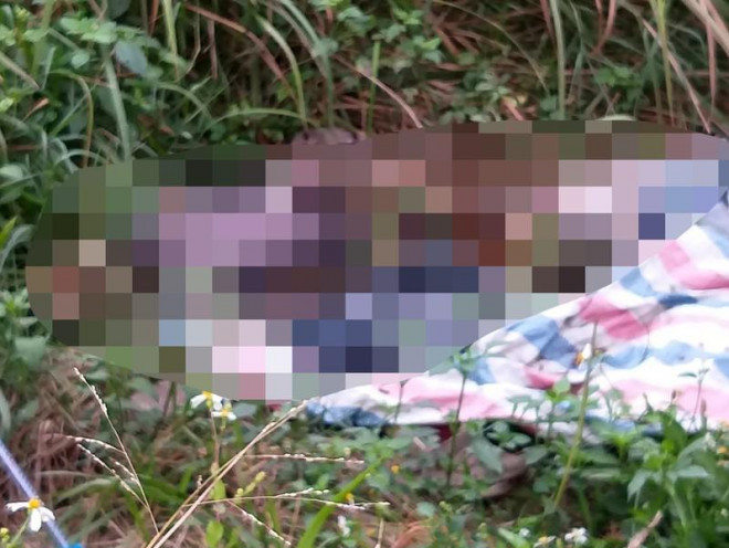 Hiện trường thi thể nạn nhân người nước ngoài được phát hiện tại bãi cỏ hoang thuộc địa phần phường Đông Hải 2, quận Hải An.