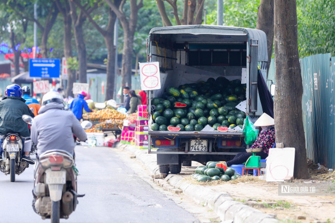 Ghi nhận của PV những ngày vừa qua trên nhiều tuyến phố ở Thủ đô như đường&nbsp;Đại lộ Thăng Long, Trần Thái Tông, Nguyễn Xiển... đã xuất hiện những xe bán nhiều mặt hàng nông sản giá rẻ.