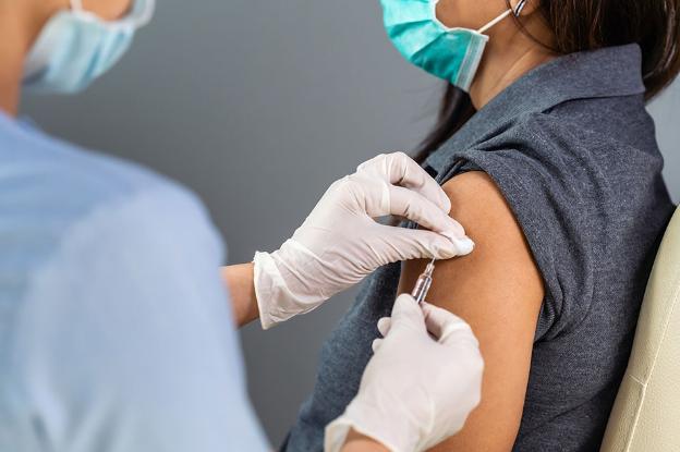 Cách tốt nhất hiện nay vẫn là nâng cao tỉ lệ người chích vaccine trong cộng đồng để giảm lây nhiễm.