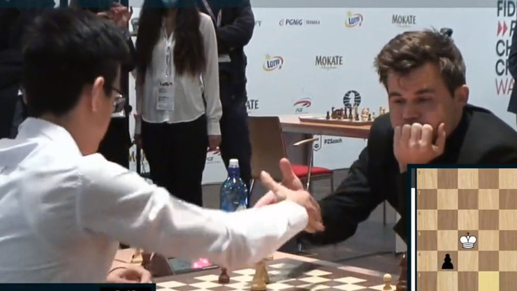 "Vua cờ" Carlsen (phải) mất ngôi vô địch cờ nhanh vì thua đối thủ 17 tuổi