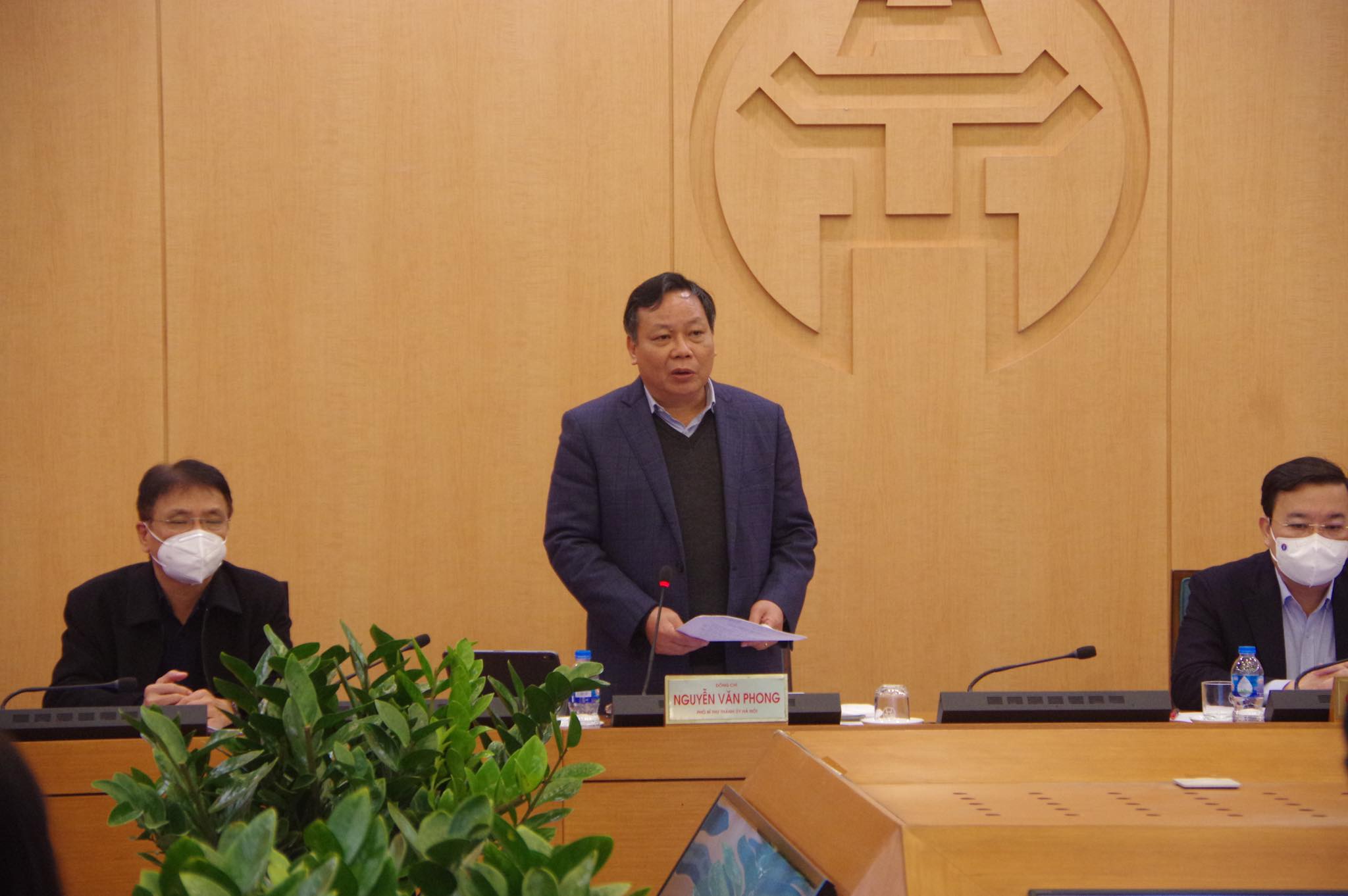 Phó Bí thư Thành ủy Hà Nội Nguyễn Văn Phong phát biểu tại phiên họp