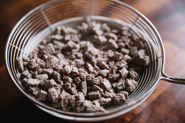 Chần thịt sơ qua với nước nóng rồi để ráo.