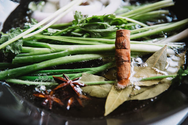 Đun nóng dầu, cho hành lá, lá nguyệt quế, hành tím và gia vị vào.&nbsp;Đun trên lửa nhỏ cho đến khi có mùi thơm, hành lá chuyển sang màu hơi nâu thì vớt tất cả ra ngoài, chỉ để lại dầu.