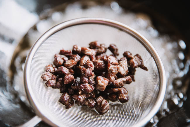 Cho thịt bò vào, xào trên lửa nhỏ trong 5 phút cho đến khi thịt bò khô lại, ngả sang màu nâu.