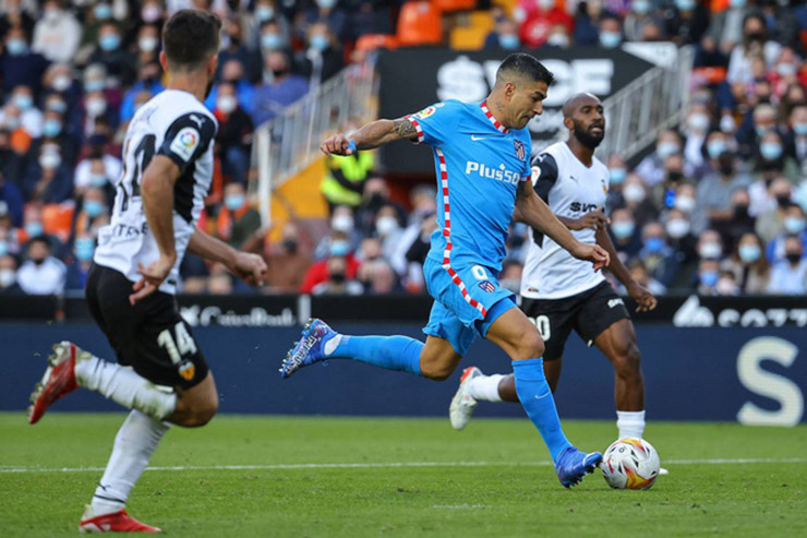 Luis Suarez mở tỷ số và Atletico Madrid nhiều lần dẫn trước nhưng vẫn bị Valencia cầm hòa 3-3