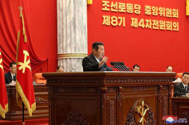 Ông Kim Jong Un dường như mới cắt tóc (ảnh: KCNA)