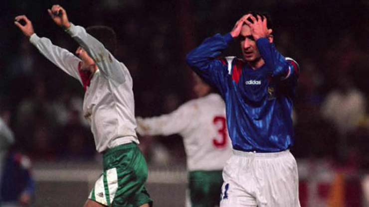 Eric Cantona ôm đầu nhìn Bulgaria thắng Pháp ở phút chót để dự World Cup 1994