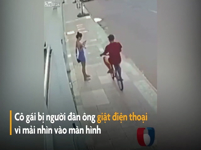 Tên cướp đi xe đạp giật điện thoại của cô gái trên đường, giây sau gặp ngay báo ứng khó tin - hình ảnh 2