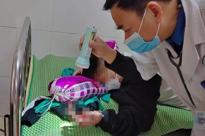 Hà Tĩnh: Điện thoại phát nổ khi đang sạc pin, bé 14 tuổi bị dập nát bàn tay - hình ảnh 1