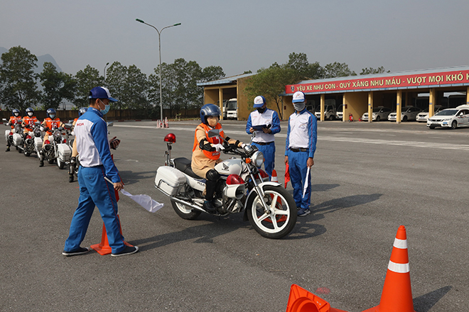 Học viên tập huấn nâng cao kỹ năng điều khiển xe phân khối lớn