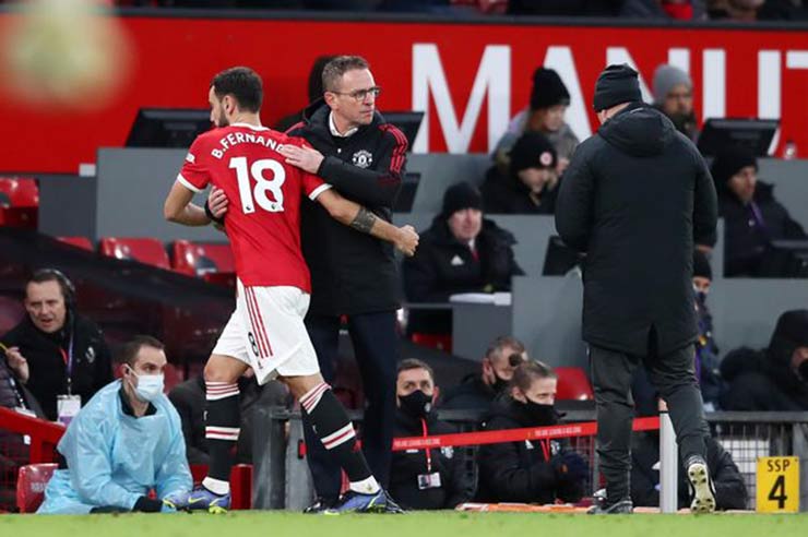 Bruno Fernandes bất mãn với ông thầy mới Ralf Rangnick khi anh tỏ ra không thích ứng tốt với sơ đồ 4-2-2-2&nbsp;