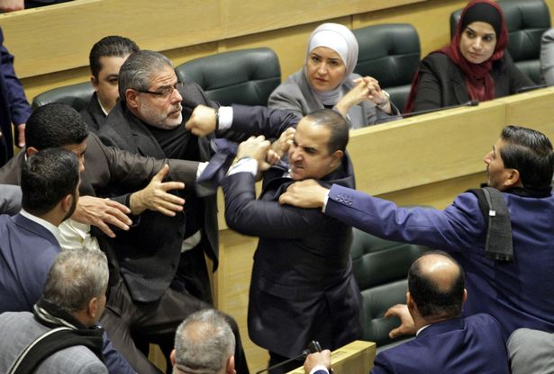 Các nghị sĩ Jordan dùng nắm đấm để tranh luận.
