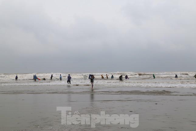 Người dân Hà Tĩnh đổ xô ra bờ biển vợt &#34;lộc trời&#34; ngày cuối năm - hình ảnh 1
