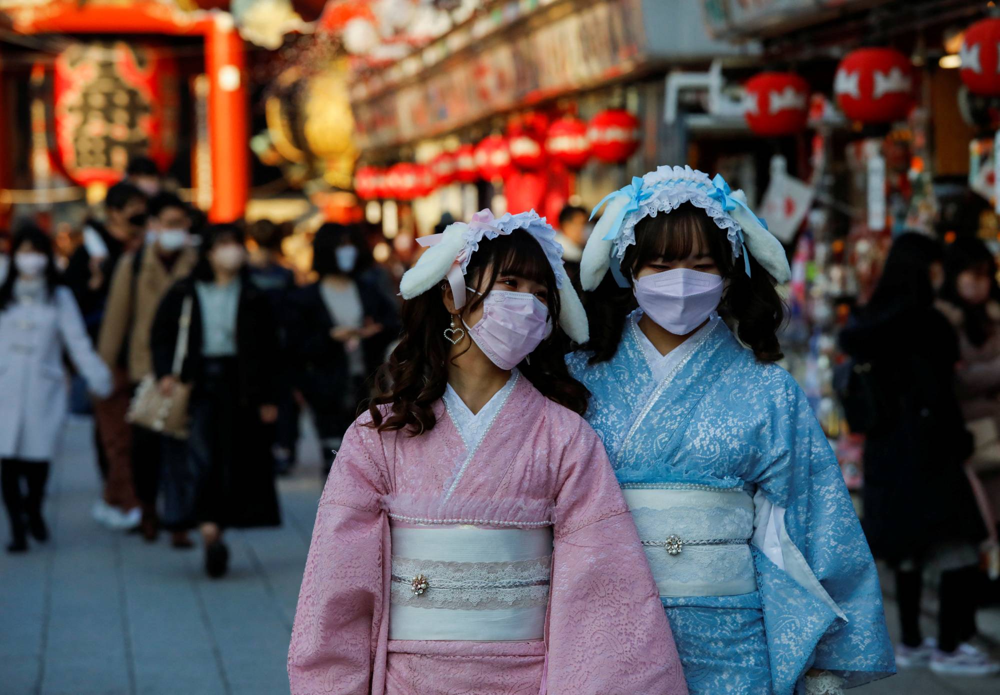 Người Nhật Bản tới thăm chùa&nbsp;chùa Sensoji ở Tokyo ngày 24.12.2021.