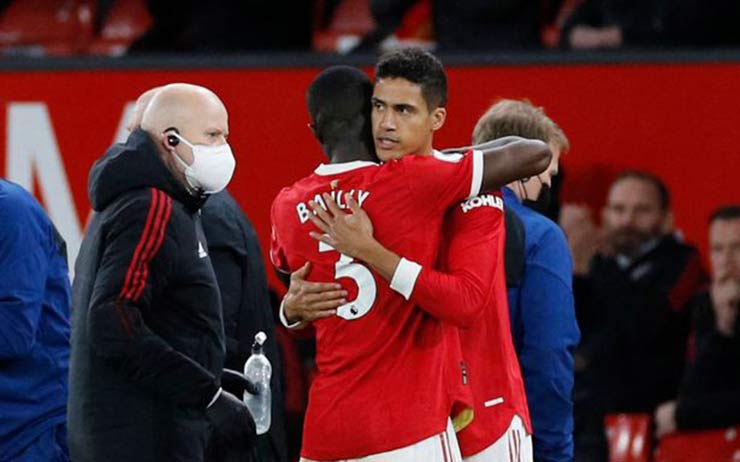 Bailly dính chấn thương và sớm phải rời sân nhường chỗ cho Varane