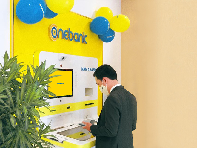 Khách hàng giao dịch tại Hệ sinh thái số ONEBANK của Nam A Bank.