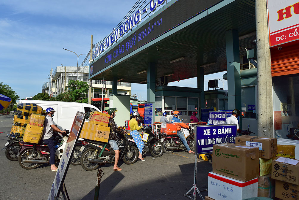 Tại khu vực cổng vào và bên trong bãi xe chủ yếu khách chạy xe máy, xe ôm công nghệ mang đồ đến gửi về quê hoặc vào nhận hàng từ quê gửi vào. Khu vực nhà gửi xe cũng không còn cảnh chen chúc nhau chờ gửi xe về quê dịp Tết Dương lịch như những năm trước.