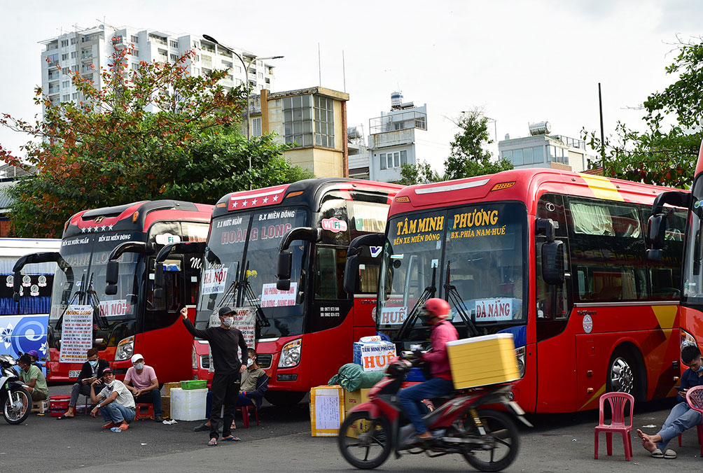 Nhiều nhà xe trưng bảng thông báo gửi hàng ngay trước xe, phân công đón người gửi.